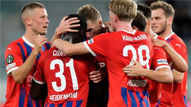 Die Spieler des 1. FC Heidenheim freuen sich über den Führungstreffer