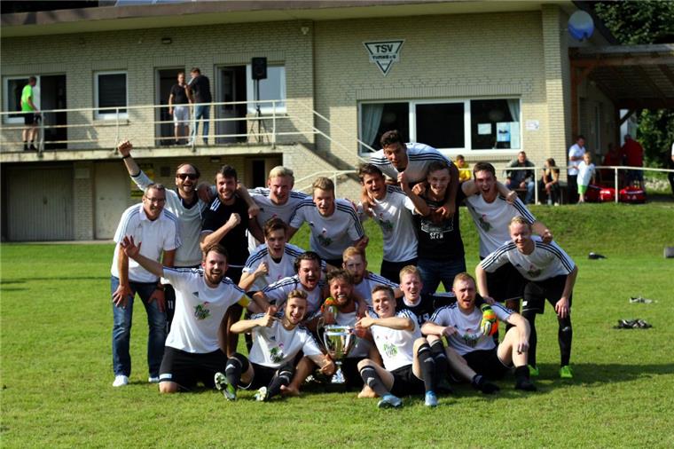 Bülstedt/Vorwerk triumphiert beim Ausstellungscup Die Spieler des Kreisliga-Aufsteigers TSV Bülstedt/Vorwerk bejubeln den Turniersieg beim Ausstellungscup des FC Ummel.