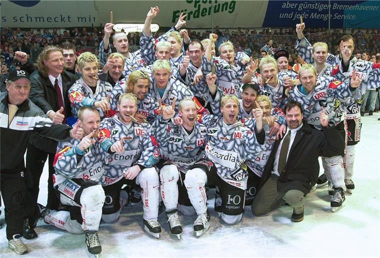 Keine Kohle aber den Pokal: Die legändere Meisterschaft des REV Die Spieler des REV Bremerhaven nach dem entscheidenden Sieg gegen den ERC Ingolstadt.