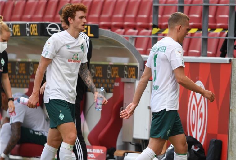 Gehaltsverzicht wird erneut zum Thema bei Werder Die Spieler Joshua Sargent (links) und Ludwig Augustinsson gehen nach einer Niederlage vom Platz. Von weniger Gehalt dürften sie ebenso wenig begeistert sein.
