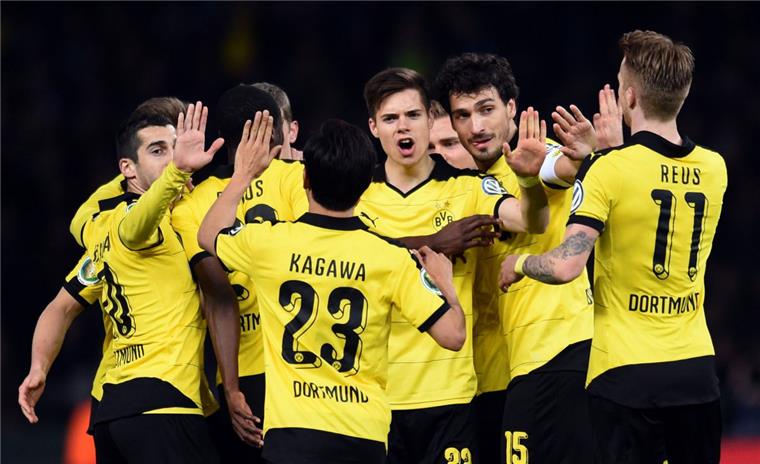 Die Spieler von Borussia Dortmund feierten den Einzug ins Pokalfinale. Foto Hilse/dpa