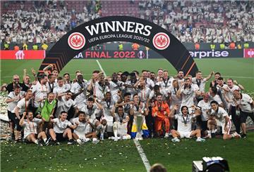 Die Spieler von Eintracht Frankfurt feiern mit dem Pokal nach der Partie.