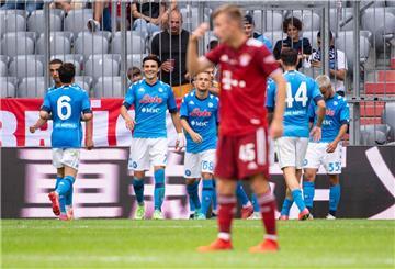 Die Spieler von Neapel jubeln über das Tor zum 2:0. 