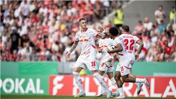 Die Spieler von RB-Leipzig feiern den Sieg bei Rot-Weiss Essen.