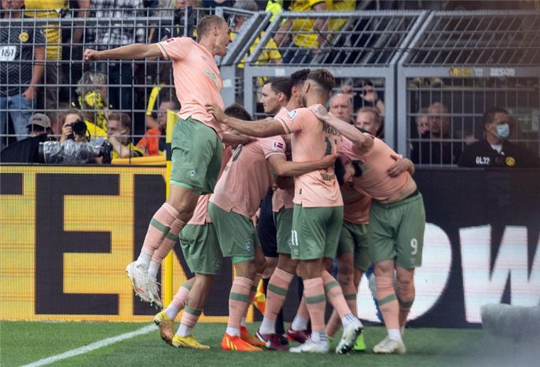 Werder Bremen: Mit „Rückenwind“ gegen Eintracht Frankfurt Werder-Spieler jubeln in Dortmund