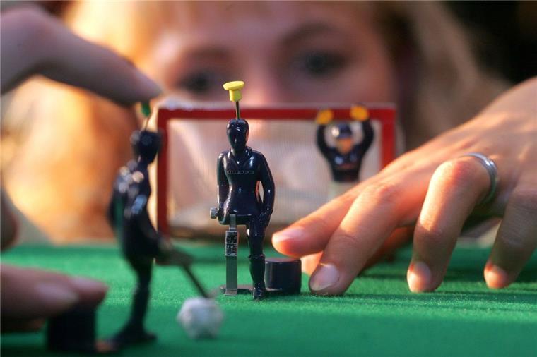 Filzhoppers Selsingen treten in Tipp-Kick-Liga an Die Spielfiguren bei Tipp-Kick haben einen Knopf im Kopf. Wird der betätigt, schnellt das rechte Bein der Figur nach vorn und „schießt“ so den zwölfeckigen Plastikball idealerweise ins Tor des Gegners. Das Spiel wurde bereits 1921 zum Patent angemeldet und erfreut sich bis heute immenser Beliebtheit. Seit 1959 werden Deutsche Meisterschaften ausgetragen.