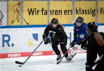 Eishockeyspielerinnen in Action