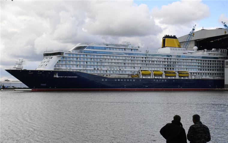 "Spirit of Discovery" fährt über die Ems zur Nordsee Die "Spirit of Discovery" beim Verlassen des Baudocks der Meyer Werft.