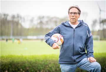 Die Sportanlage der Leher TS im Speckenbütteler Park ist die Heimat des scheidenden BFV-Verbandstrainers Wilfried Zander. Der 65-Jährige wird auch als Ruheständler im LTS-Vorstand weiter mitarbeiten.