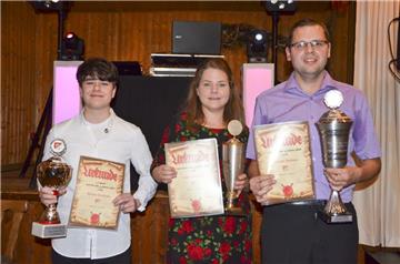 Die Sportler  des Jahres im SV Sandbostel (von links): Badminton-Jugendspieler Marius Gedikidis, Fußballerin Lisa Schröder und Allround-Talent Thomas Holsten.