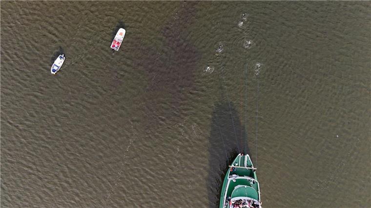 Die Sportler hatten geplant, sich mit reißfesten Seilen an das Schiff zu binden und den Ausflugsdampfer in einer V-Formation durch das Wasser zu ziehen.