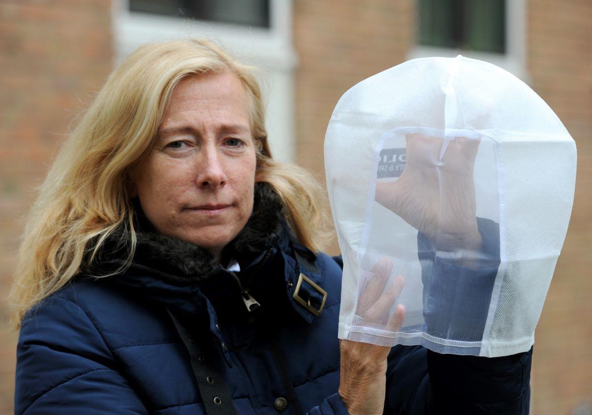 Die Sprecherin des Bremer Innensenators Rose Gerdts-Schiffler stellt eine der Spuckschutzhauben vor, die sich laut Polizei bewährt haben.