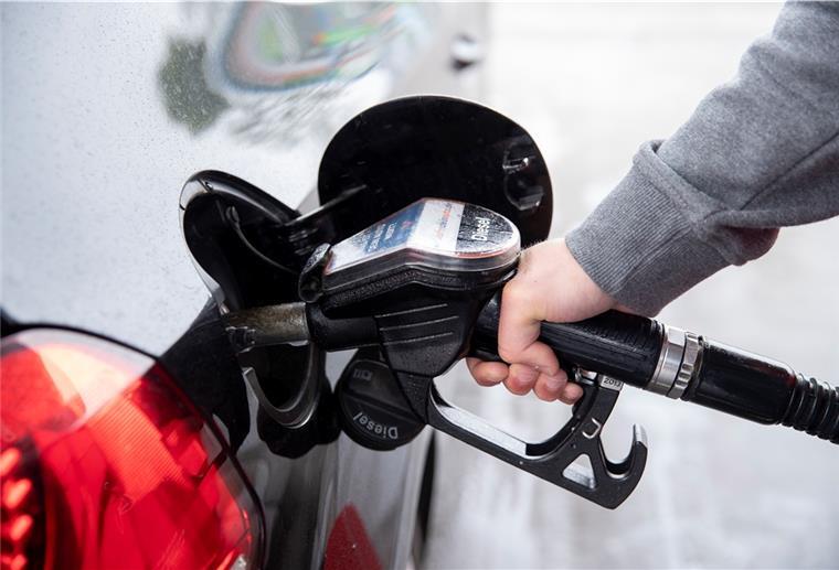 Tanken ist in Bremerhaven besonders teuer Die Spritpreise können Autofahrer zwar nicht ändern. Sie sollten aber vor dem Tanken nach dem günstigsten Preis suchen. Ein Vergleich lohnt sich.