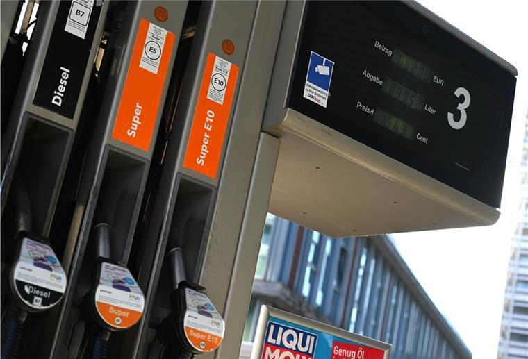 Hohe Spritkosten: Bremer Senatorin fordert Senkung der ÖPNV-Preise Vier Zapfhähne mit der Aufschrift Diesel, Super und Super 10 stecken in der Zapfsäule an einer Tankstelle