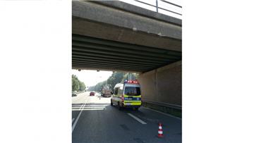 Die Spuren sind noch gut zu sehen: Ein Schwertransporter ist auf der Grimsbystraße in Bremerhaven gegen eine Eisenbahnbrücke geknallt.