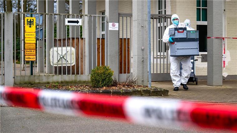 Polizei sucht nach Gewalttat im Kreis Rotenburg Zeugen Die Spurensicherung arbeitet hinter einer Polizeiabsperrung an der Von-Düring-Kaserne.