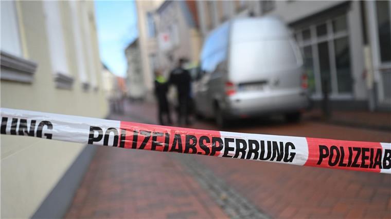 Ermittler suchen Zeugen nach Tötungsdelikt in Weener Die Spurensicherung aus Osnabrück und Lingen Trift an dem mit Flatterband abgesperrten Einsatzort ein.