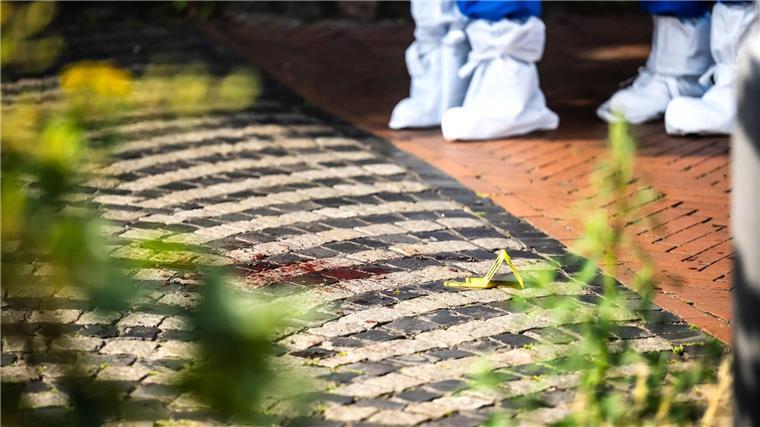 Tat im Rotlichtmilieu? Haftbefehle nach Messerstecherei Die Spurensicherung untersucht Blut auf der Fahrbahn.