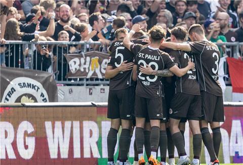 Die St.-Pauli-Kicker jubeln mit ihren Fans.
