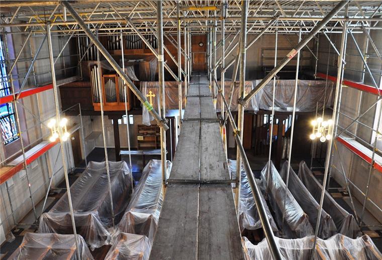 Neue Farben und moderne Technik für St.-Willehad-Kirche in Nordenham Die St.-Willehad-Kirche ist komplett eingerüstet. Der Innenraum wird neu gestrichen und mit moderner Technik ausgestattet.