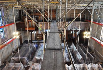 Die St.-Willehad-Kirche ist komplett eingerüstet. Der Innenraum wird neu gestrichen und mit moderner Technik ausgestattet.