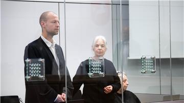 Die Staatsanwaltschaft Verden wirft der früheren RAF-Terroristin Daniela Klette versuchten Mord vor. Gemeinsam mit ihrem Verteidiger Lukas Theune weist sie diesen Vorwurf entschieden zurück. (Archivbild)