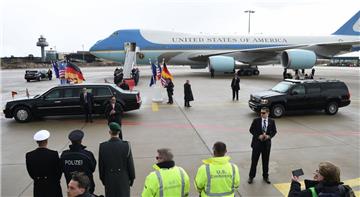 Die Staatskarosse des Präsidenten steht schon bereit, als die Air Force One landet. Sie wurde eigens mit einer Transportmaschine nach Hannover gebracht.