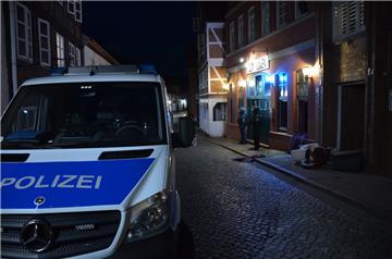 Die Stader Polizei hat am Freitagabend in Stade, Lübeck und Hamburg insgesamt neun Häuser nach Drogen durchsucht und sechs Menschen in Gewahrsam genommen. 
