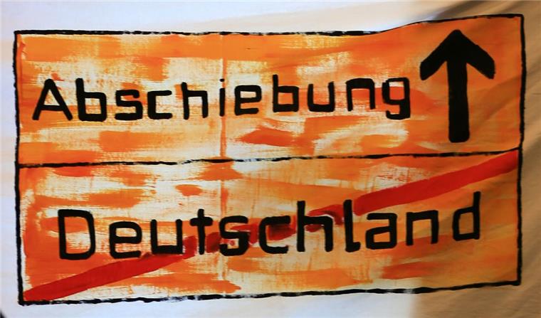 Zahl des Tages: 37 Die Stadt Bremerhaven hat im Jahr 2016 bis 23. August 44 Menschen abgeschoben. 2015 kam es zu 36 Abschiebungen.