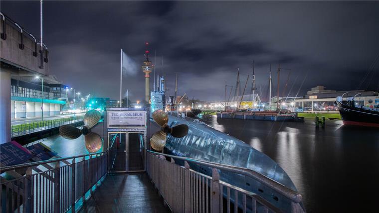 Deshalb bleibt es am 22. März in Bremerhaven für eine Stunde dunkel Die Havenwelten am Neuen Hafen in Bremerhaven bei Dunkelheit. Am Sonnabend, 22. März, findet wieder die Klimaschutzaktion Earth Hour statt.