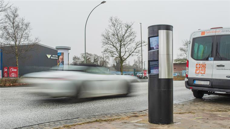 Bremerhaven hat einen neuen Blitzer - und hier steht er! Ein neuer Blitzer steht in der Bremerhavener Rheinstraße während ein Auto daran vorbei fährt. Hier werden schon bald Autofahrer geblitzt.