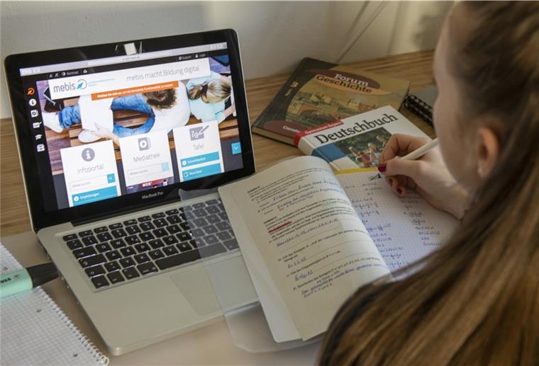 Bremerhavener Schulkinder sollen zu Hause lernen Die Stadt hat Schüler der weiterführenden Schulen inzwischen mit digitalen Endgeräten ausgestattet.