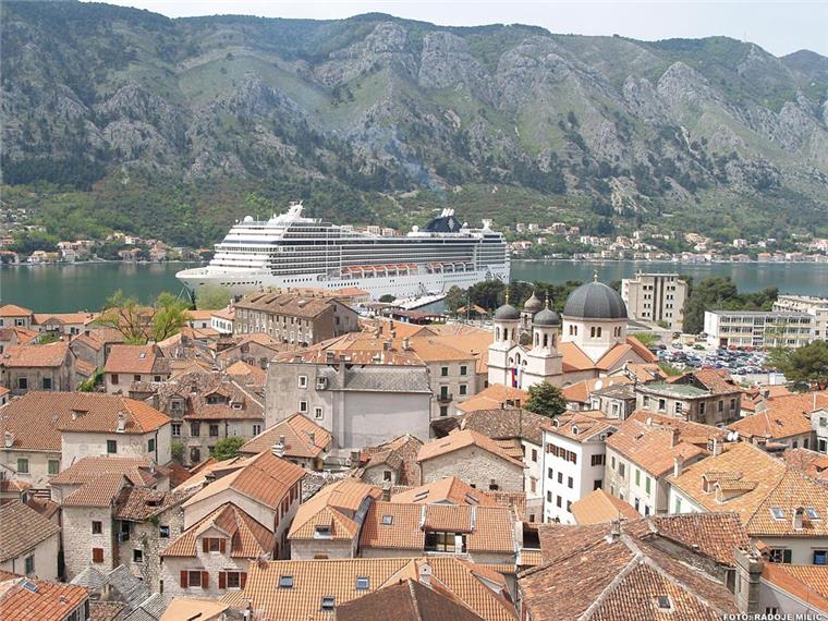 Alternative Reiseziele für den Sommerurlaub Die Stadt Kotor in Montenegro gehört zu den beliebten, alternativen Reisezielen für den Sommerurlaub.