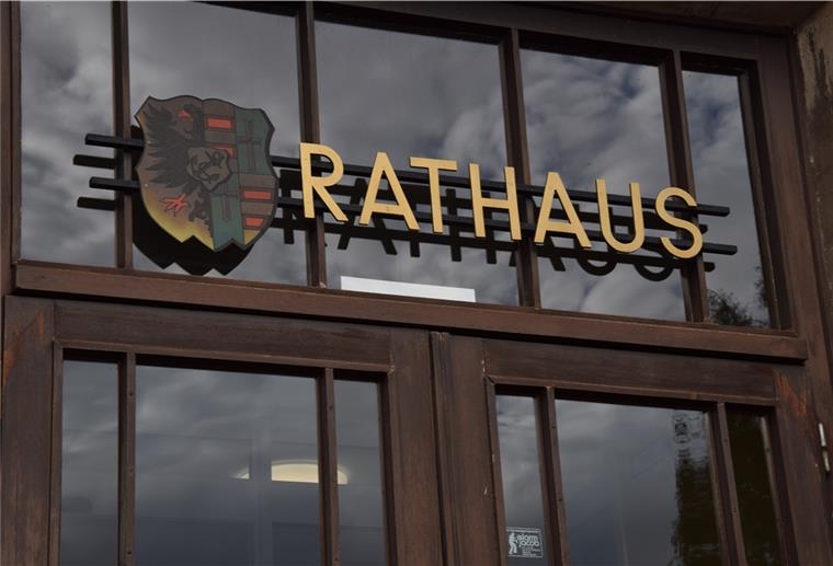 Greensill-Affäre: CDU/FDP beantragen Freistellung von Dezernenten Die Stadt Nordenham hat bei der Greensill-Bank 13,5 Millionen Euro geparkt. Aufgrund der Insolvenz der Bank und der fehlenden Sicherheit für kommunale Anlagen dürfte das Geld für immer futsch sein. Die Verwaltung hat zu dem Vorfall eine Stellungnahme verfasst. Die lässt aus Sicht der CDU- und FDP-Stadtratsfraktionen viele Fragen offen. Sie fordern die vorläufige Freistellung von Dezernent Bert Freese.
