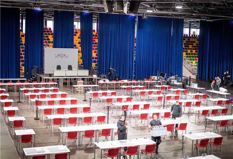 Bremische Bürgerschaft tagt in Bremerhaven Die Stadthalle Bremerhaven bereitet sich auf die Tagung der Bremischen Bürgerschaft in der Hafenstadt vor. Tische und Stühle stehen schon, gefeilt wird an der Technik.