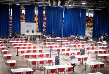 Die Stadthalle Bremerhaven bereitet sich auf die Tagung der Bremischen Bürgerschaft in der Hafenstadt vor. Tische und Stühle stehen schon, gefeilt wird an der Technik.