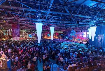 Menschen feiern in der Stadthalle Bremerhaven.