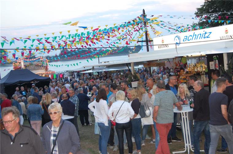 Gut gelaunte Besucher feiern in Brake Stadtfest Die Stadtkaje in Brake war ein beliebter Treffpunkt beim Stadtfest.