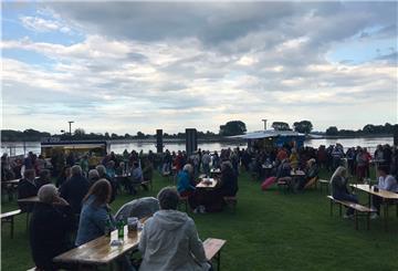 Die Stadtkaje ist die ideale Kulisse für eine Open-Air-Veranstaltung. Das zeigte sich beim Auftakt der gut besuchten Sommerlounge, bei der schließlich auch das Wetter mitspielte.