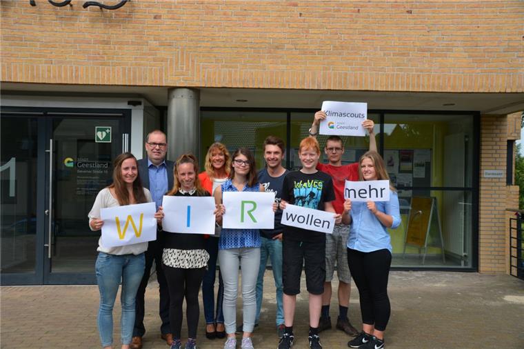 Geestland: Jugendliche engagieren sich für den Klimaschutz Die Stadtverwaltung und die Klimascouts Noemi Krebs (von links), Bürgermeister Thorsten Krüger, Miriam Krebs, Britta Murawski, Paula Mihaljica, Matthias Wittschieben, Tim Ludszuweit, Jannik Heinze und Luisa Hasselbring sind sich einig: Sie wollen etwas zum Klimaschutz beitragen.