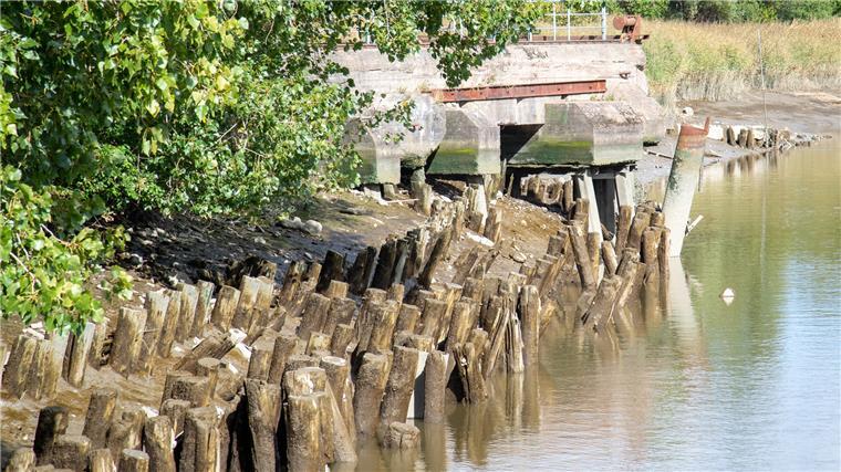 Welche Kajen in Bremerhaven gesperrt werden müssen Rickmerskran