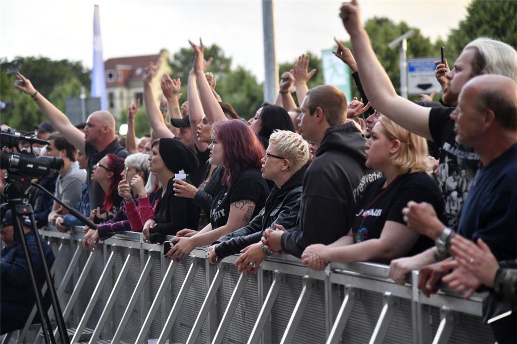 Die Stahlzeit-Fans gehen gut mit. Foto: Scheschonka