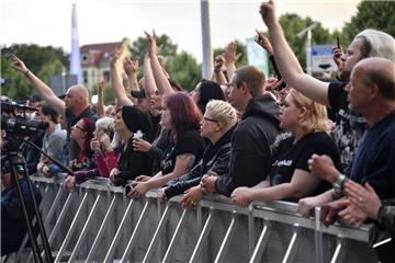 Die Stahlzeit-Fans gehen gut mit. Foto: Scheschonka