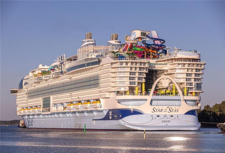 Meyer Turku liefert mit „Star of the Seas“ ein Schiff der Superlative ab Kreuzfahrtschiff „Star of the Seas“ von Royal Caribbean bei der Auslieferung, Heckansicht auf dem Wasser mit sichtbaren Wasserrutschen und Außenbereichen bei Sonnenlicht.