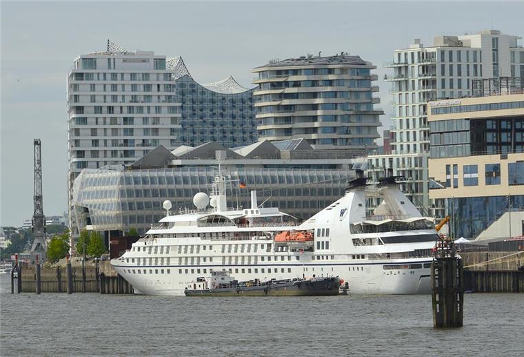 Hamburg-Premiere: Luxuriöses Mini-Kreuzfahrtschiff zieht alle Blicke auf sich Hamburg-Premiere: Luxuriöses Mini-Kreuzfahrtschiff zieht alle Blicke auf sich