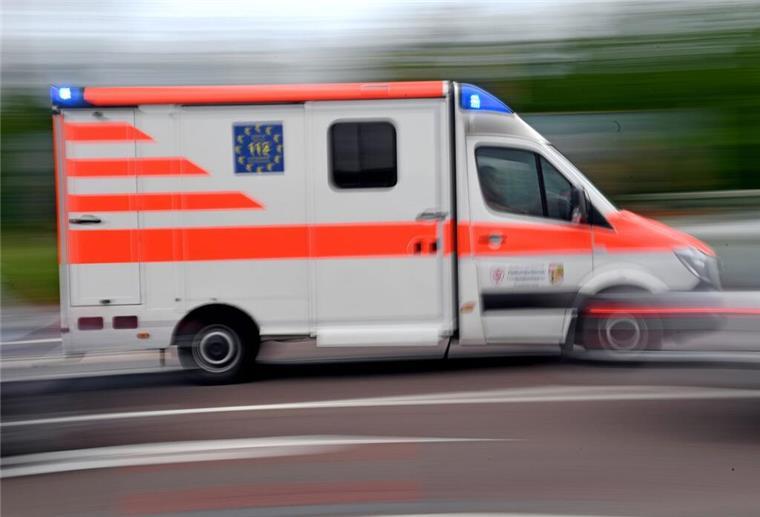 Arbeitsunfall in Nordenham: Schwefelsäure verletzt fünf Menschen Ein Krankenwagen ist mit Blaulicht auf Einsatzfahrt.