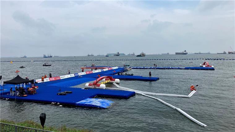 Die Start-Plattform für das Freiwasserschwimmen bei der Weltmeisterschaft im Land Singapur treibt im Wasser. Weil das Wasser so dreckig ist, musste ein WM-Rennen verschoben werden. 
