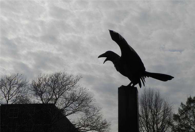Die Statue eines Raben erinnert vor dem früheren Wohnhaus des Schriftstellers Edgar Allan Poe in Philadelphia (USA) an dessen berühmtestes Gedicht „Der Rabe“.