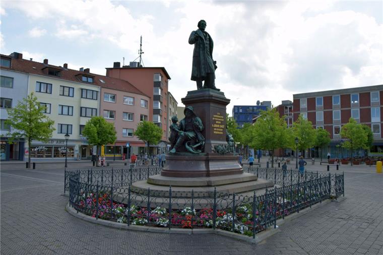 Bremerhaven: Nachtschwärmer (24) erklimmt Bürgermeister Smidt Die Statue von Bremerhavens Stadtgründer Johann Smidt bildet das Zentrum des Theodor-Heuss-Platzes in Mitte. Jetzt ist ihm ein Nachtschwärmer auf den Leib gerückt.