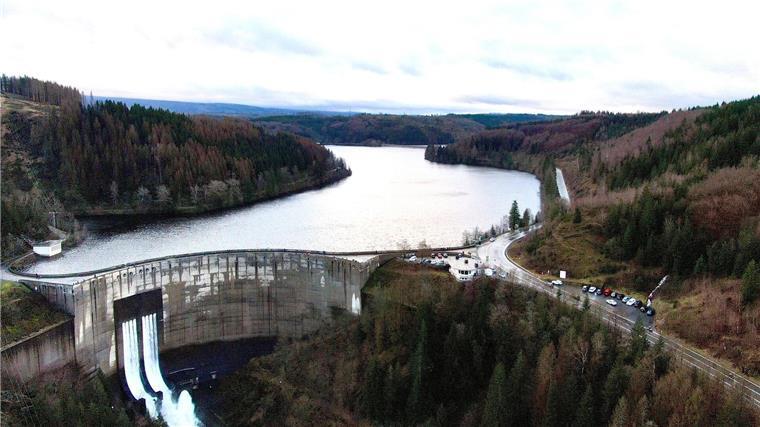 Die Staumauer der vollen Okertalsperre.